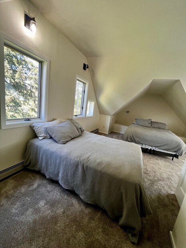 Building Photo - Executive Rental on Riverside Country Club...