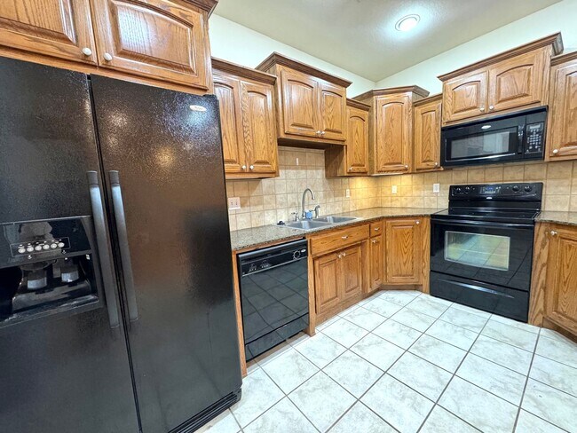 Building Photo - Stunning 2 bedroom 2 bathroom townhome in ...