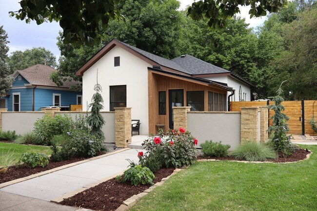 Building Photo - Fully Furnished Home In Great Location - J...