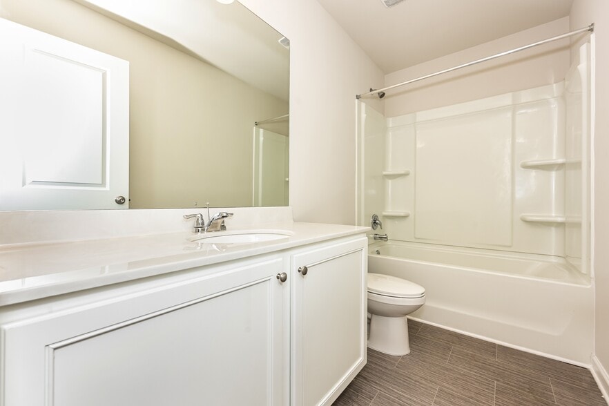 Building Photo - 3577 Saratoga Cir