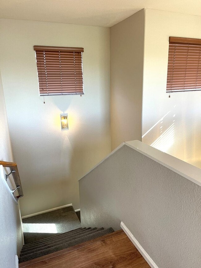 Building Photo - 985 E Saddle Way