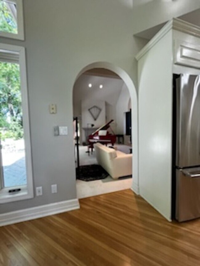 Building Photo - Stunning Custom Built Home with ALL Utilit...