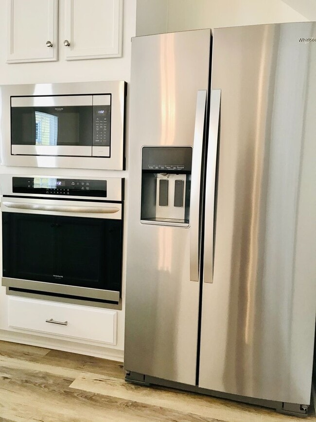 Building Photo - LUXURIOUS HIGH-END 2-story townhome in Market Common - walk to everything!