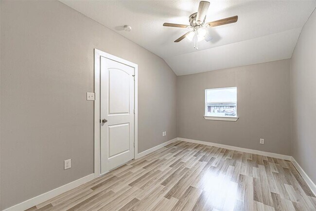 Building Photo - 4909 Higgins St