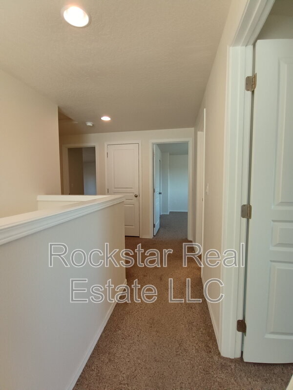 Building Photo - 1315 N Rogue River St
