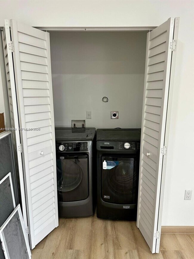 Building Photo - 722 NW 6th Ct