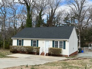 Building Photo - ~~ Cute 3-Bedroom Home w/fenced backyard ~~