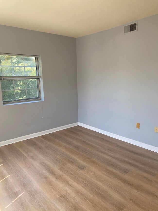 Building Photo - UPDATED 1 BEDROOM IN ARLINGTONS COLONIAL V...