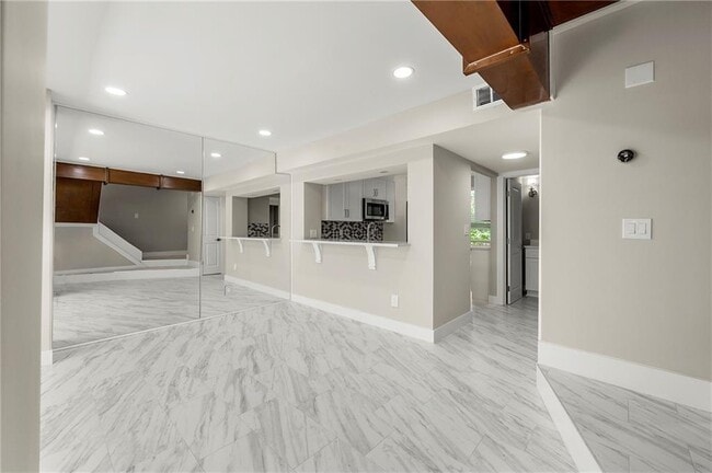 Building Photo - 1009 Riverbend Club Dr SE