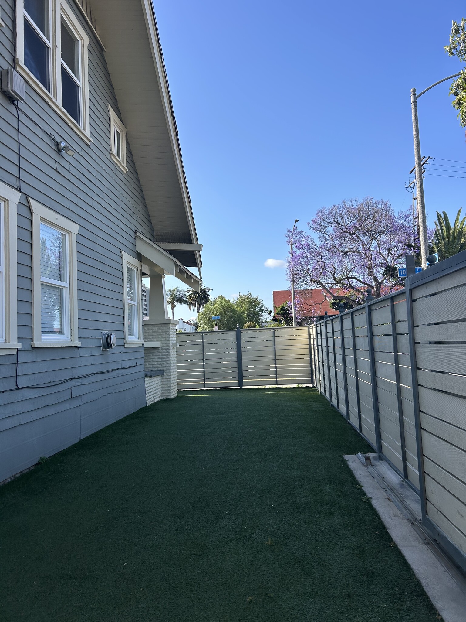 Side patio, great area for BBQs! - 642 E 10th St