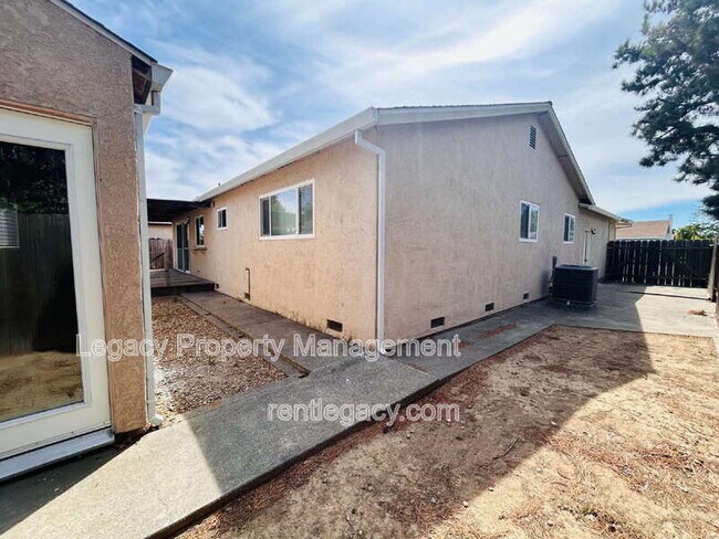 Building Photo - 803 Blue Bill Way