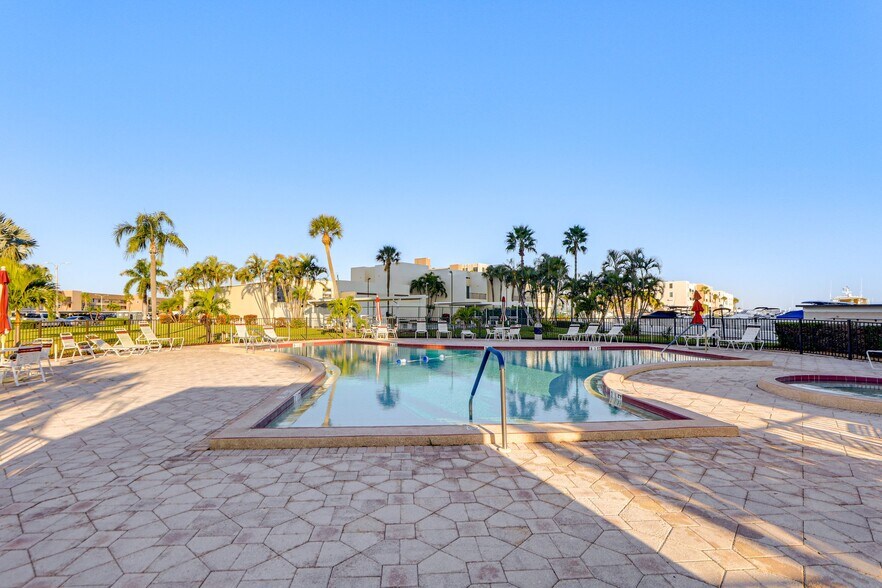 Building Photo - 7930 Sun Island Dr S
