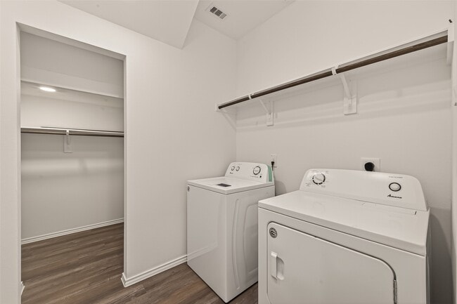 Building Photo - 6107 Ginevra Summers Dr