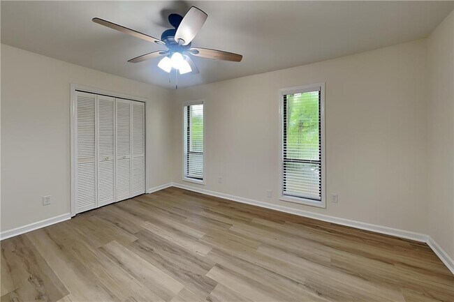 Building Photo - 1110 Lake Dr
