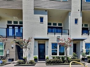 Building Photo - 7 N St Charles St