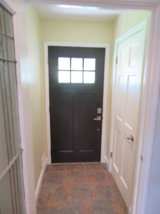 Building Photo - 932 Brantwood Ave