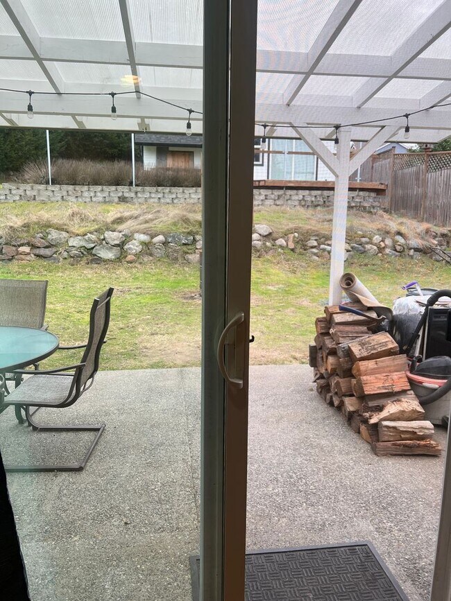 Building Photo - Renton 2 bedroom 1 bath home available now!