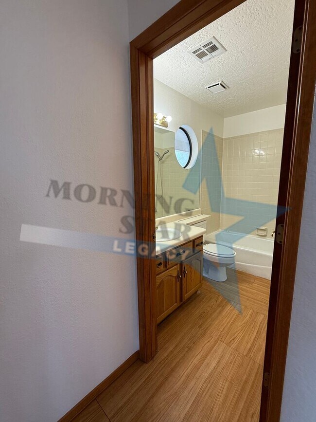 Building Photo - Move-in Special! Charming Home with Mountain Views!