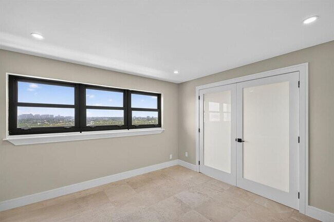 Building Photo - 3200 Port Royale Dr N