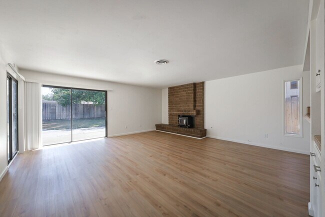 Building Photo - HOUSE