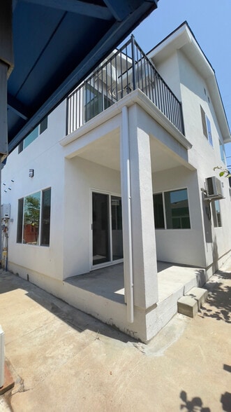 Building Photo - 2579 Fairmount Ave