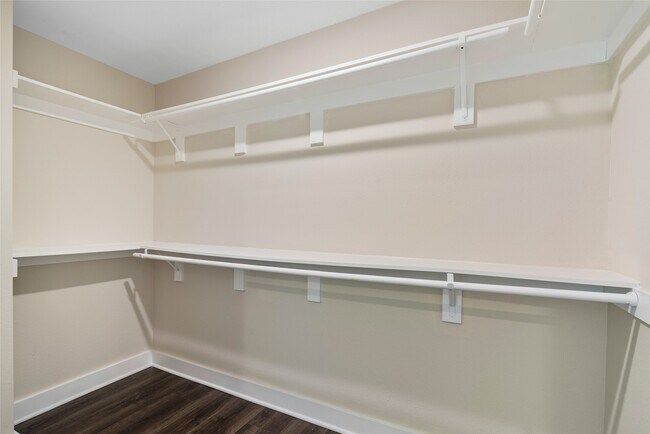 Building Photo - 1206 S Victory Dr