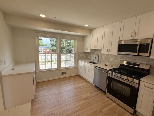 Building Photo - 9706 Glen Way