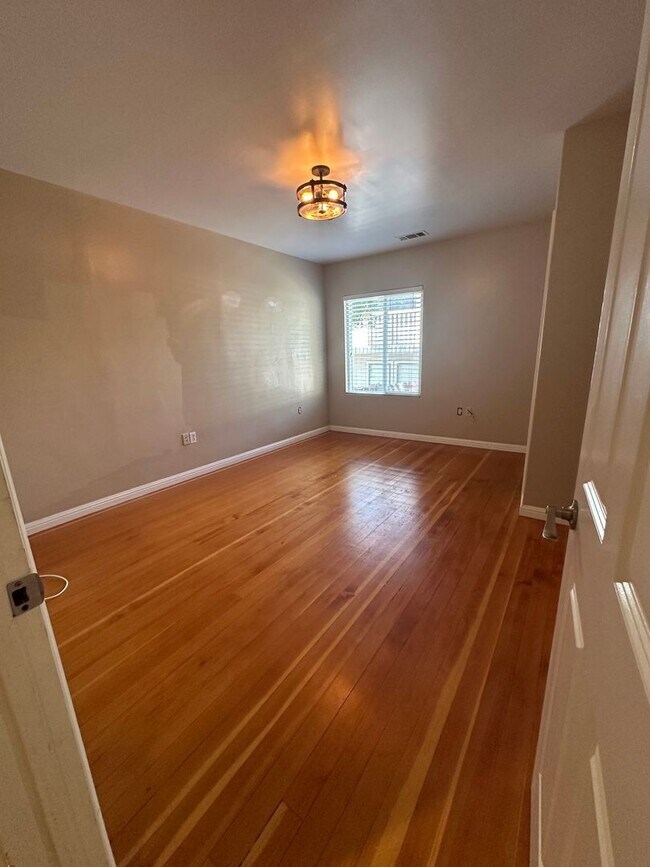 Building Photo - Beautifully updated 3br/2ba Home with Time...