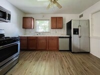 Building Photo - 2 Bedroom Home, Fenced in Backyard + Garage! Available soon!