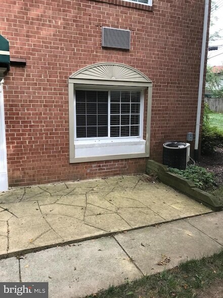 Building Photo - 610 Main St