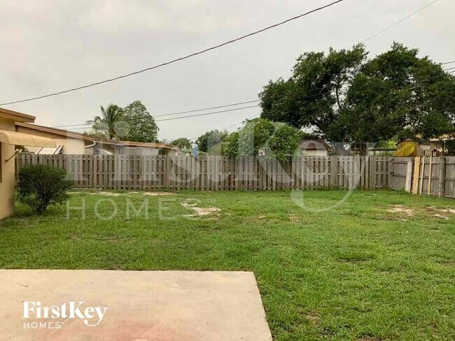 Building Photo - 1302 Crest Dr