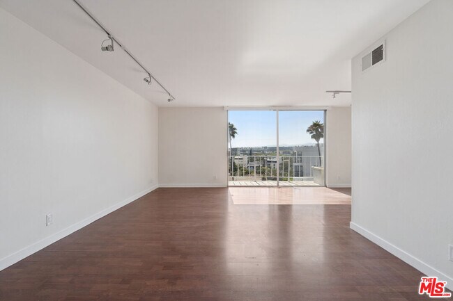 Building Photo - 100 S Doheny Dr