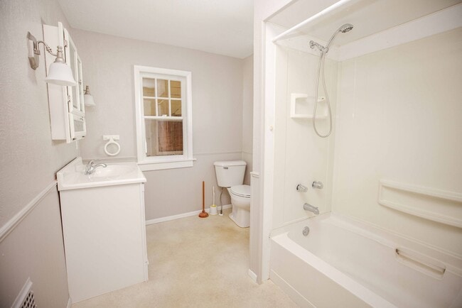 Building Photo - Beautiful three bedroom spacious house with tons of storage and finished basement.