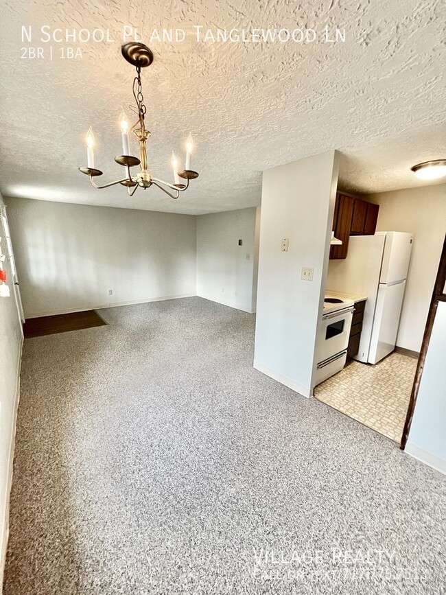 Building Photo - Top Floor! Roomy 2-Bed with A/C & Off-Stre...