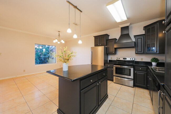 Building Photo - 707 St James Dr