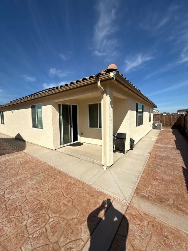 Building Photo - Stunning 4-Bedroom Family Home – Available Now!