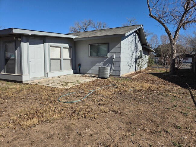 Building Photo - Spacious 4 Bedroom Ranch