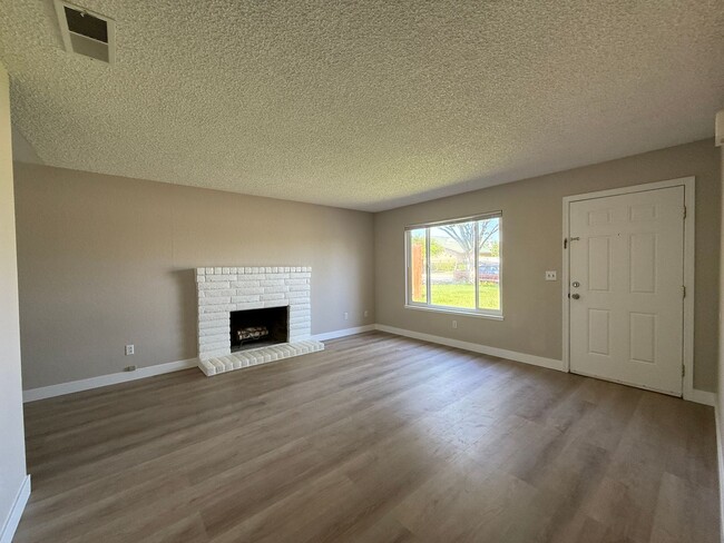 Building Photo - Newly remodeled