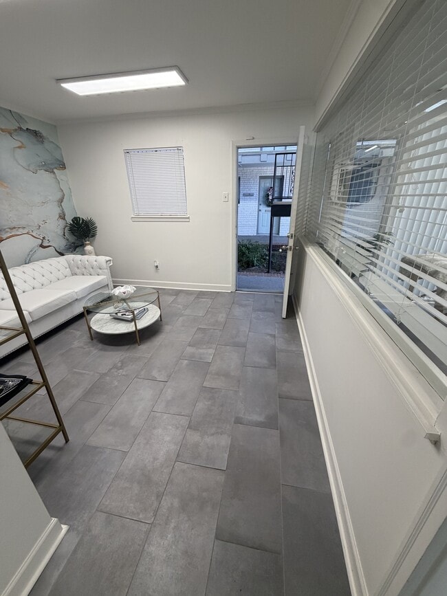 Building Photo - 2955 Ridgelake Dr