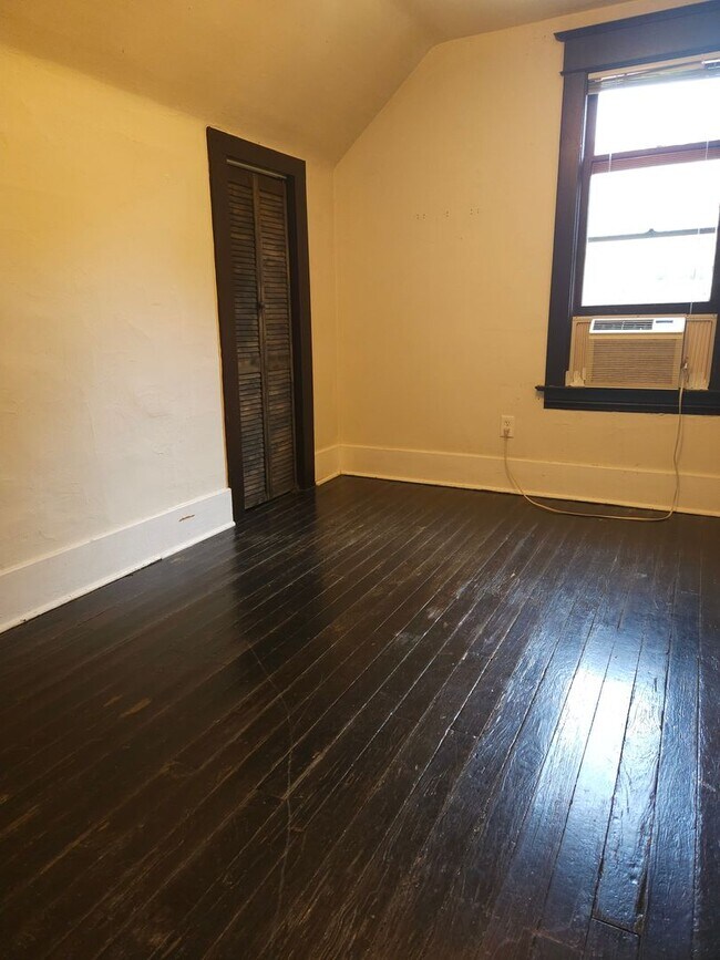 Building Photo - 318-320 W Myrtle