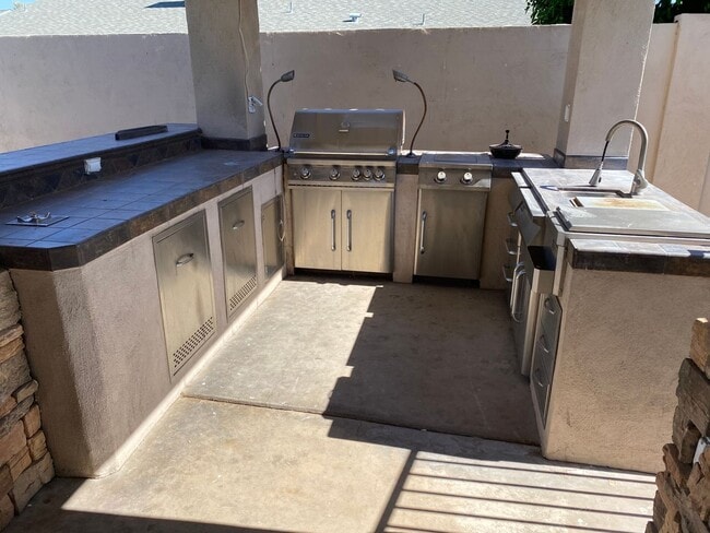 Building Photo - Pool & Built In BBQ