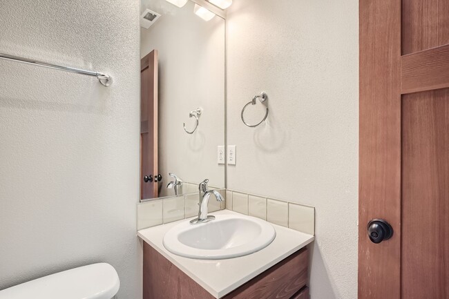 Building Photo - Charming three-level Townhome available for immediate move in.