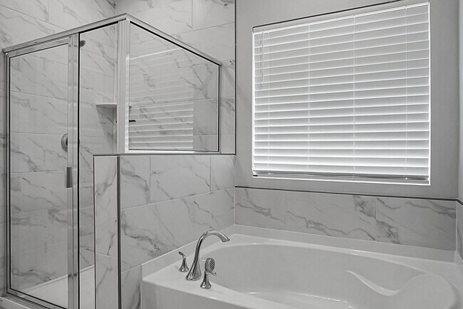 Building Photo - 5 Bedroom, 3.5 Bath, Beautiful Summerville Home, Master on Main