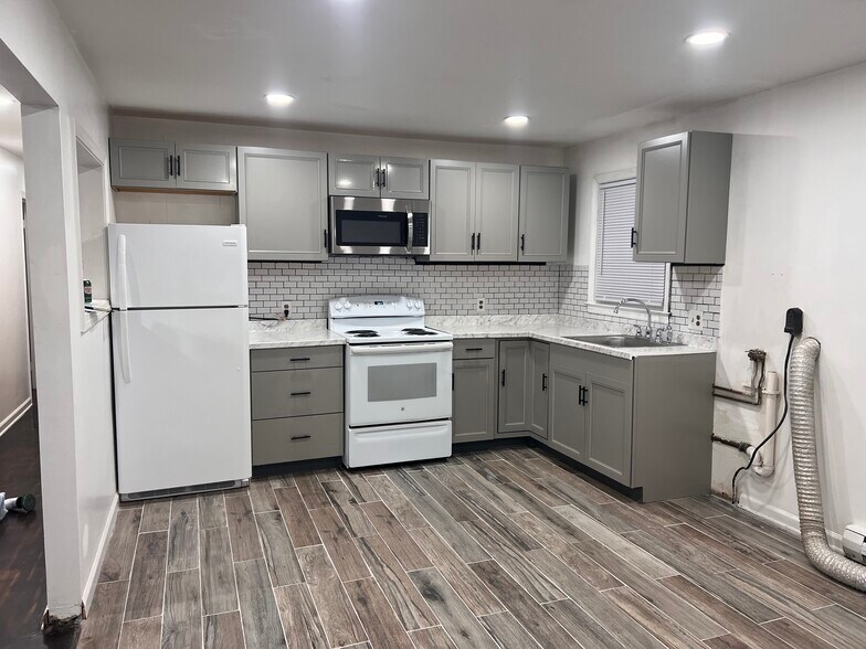 Full kitchen with washer dryer hook up - 21 N Spring St