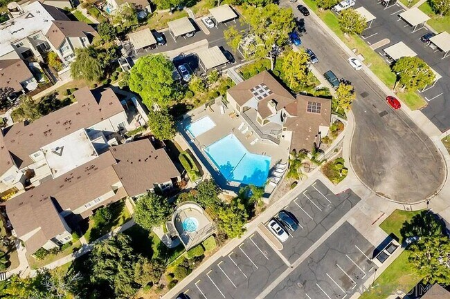 Building Photo - Beautiful bright townhome in Tierrasanta