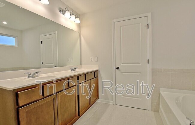 Building Photo - 504 Albertson Ave