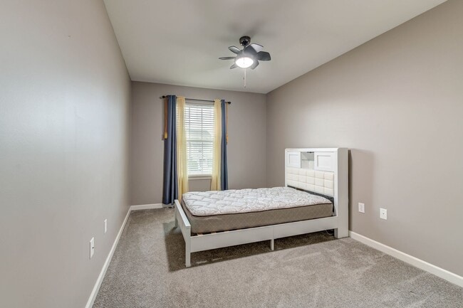 Building Photo - Gorgeous Updated 3 Bed 2.5 Bath Home w/2 C...