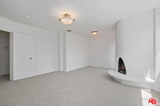 Building Photo - 2492 Banyan Dr