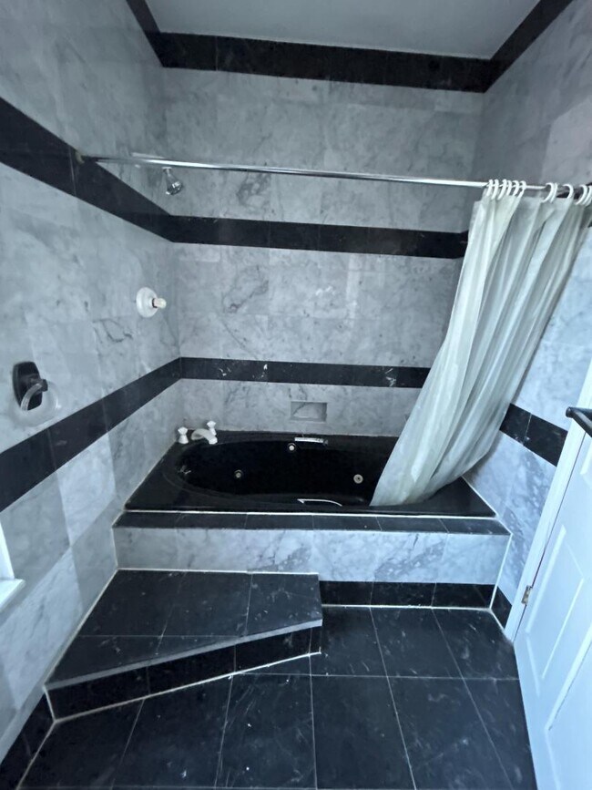 Building Photo - 814 N 2nd St