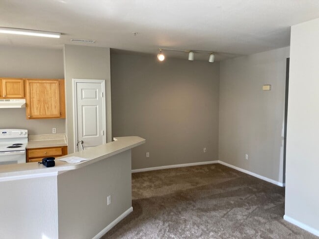 Building Photo - Move-in Ready first floor 2/2 Condo in Lee...